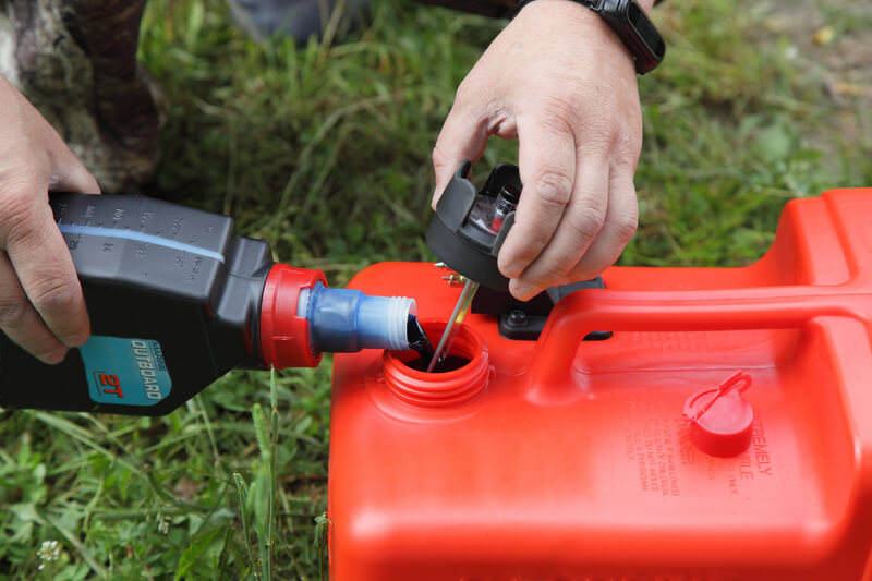 nalevani-kapaliny-do-kanystru (1)